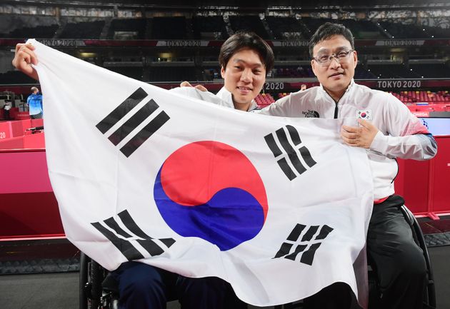 주영대(오른쪽)과 김현욱(왼쪽)이 30일 일본 도쿄 메트로폴리탄체육관에서 열린 2020 도쿄패럴림픽 남자 탁구 개인전(TT1) 결승을 마친 후 함께 태극기를 들고 포즈를 취하고 있다.  