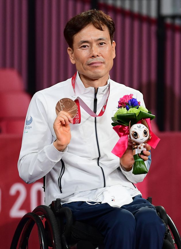 남기원이 30일 일본 도쿄 메트로폴리탄체육관에서 열린 2020 도쿄패럴림픽 탁구 남자 개인전(TT1) 시상식에서 동메달을 목에 걸고 있다. 