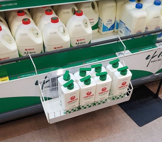 지난 15일 부산 홈플러스 아시아드점에 ‘서울우유 보디 워시’ 제품이 실제 우유 판매대 옆에 배치돼있다.