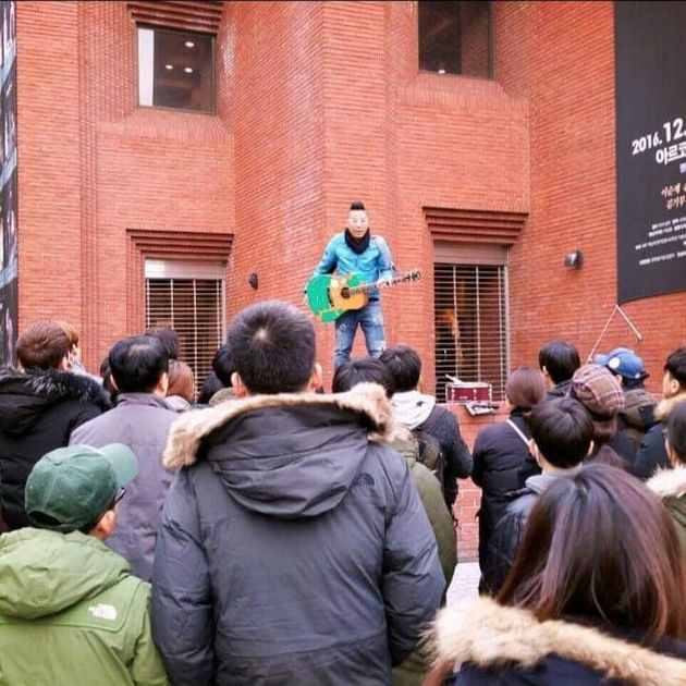 과거 같은 자리에서 팬들과 소통하며 공연했던 김철민의 모습.