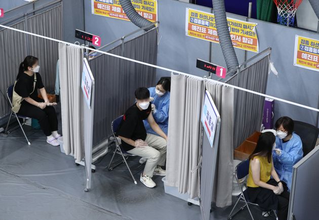 2일 서울 송파구 체육문화회관에 마련된 예방접종센터에서 시민들이 신종 코로나바이러스 감염증(코로나19) 백신 접종을 하고 있다.