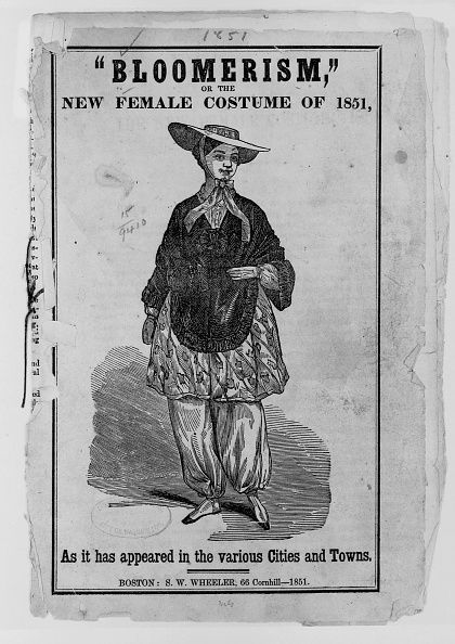 1851년 삽화 : 짧은 치마 속에 통바지인 '블로머'를 입은 여성의 모습. 이 바지는 여성 인권 운동가인 아멜리아 젠크스 블루머(Amelia Jenks Bloomer)로부터 이름을 따왔다.