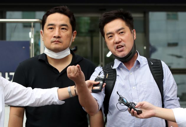 강용석 변호사와 김세의 전 기자가 9일 오후 서울 강남경찰서를 나서고 있다.