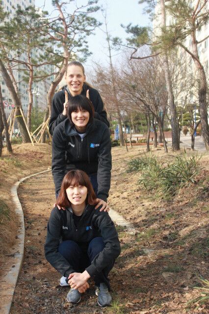 2012년 12월 김희진(가운데)이 당시 팀 동료였던 알레시아(맨 위), 박정아(현재 도로공사)와 함께 포즈를 취한 모습.