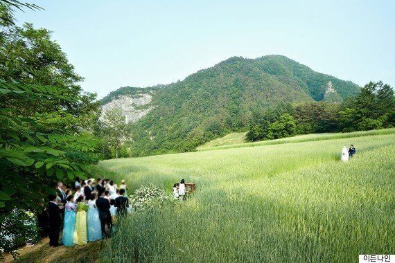 2015년 강원도 정선의 밀밭에서 결혼식을 올렸던 이나영-원빈
