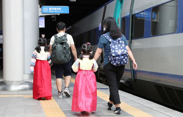 추석 연휴 둘째 날인 19일 오전 서울 중구 봉래동 서울역에서 한복을 곱게 입은 아이들이 부모님과 함께 열차로 향하고 있다.