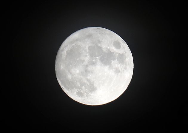 추석 하루 전인 20일 오후 서울시내에 보름달이 떠있다. 