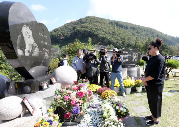 방송인 이영자가 2018년 10월 2일 오전 경기도 양평군 갑산공원묘역에서 열린 故 최진실의 10주기 추모식에 참석해 고인을 추모하고 있다. 