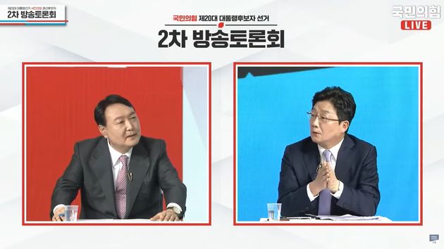 국민의힘 대선 후보들의 두 번째 토론회에서 윤석열 후보와 유승민 후보.