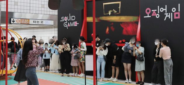 서울 용산구 이태원역에 마련된 넷플릭스 '오징어게임' 팝업 체험존.