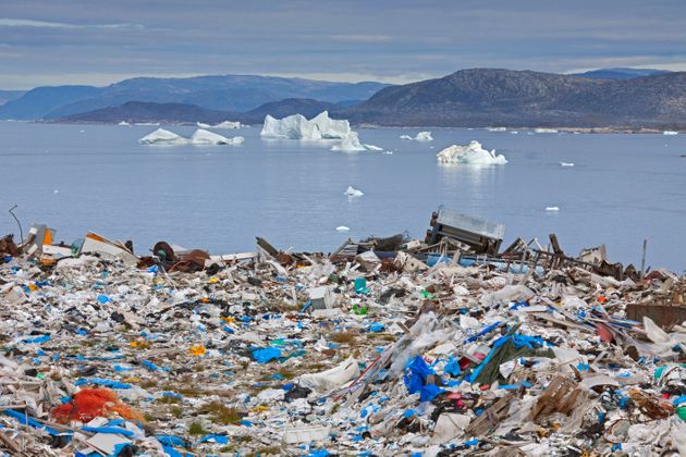 그린란드 디스코베이 근처에 모여있는 쓰레기