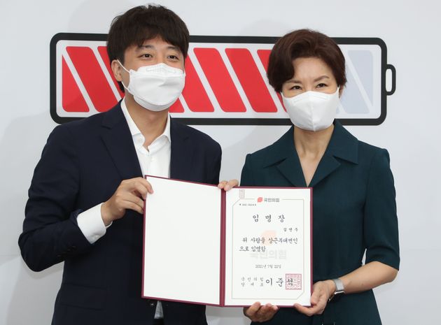 이준석 국민의힘 대표가 7월 22일 국회에서 김연주 상근부대변인에게 임명장을 수여하고 있다. 