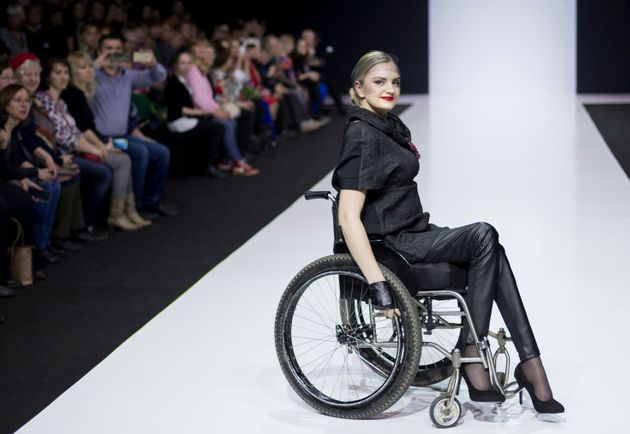 러시아 패션 디자이너 타티아나 말치코바의 패션쇼에 선 휠체어 탄 장애인 모델 