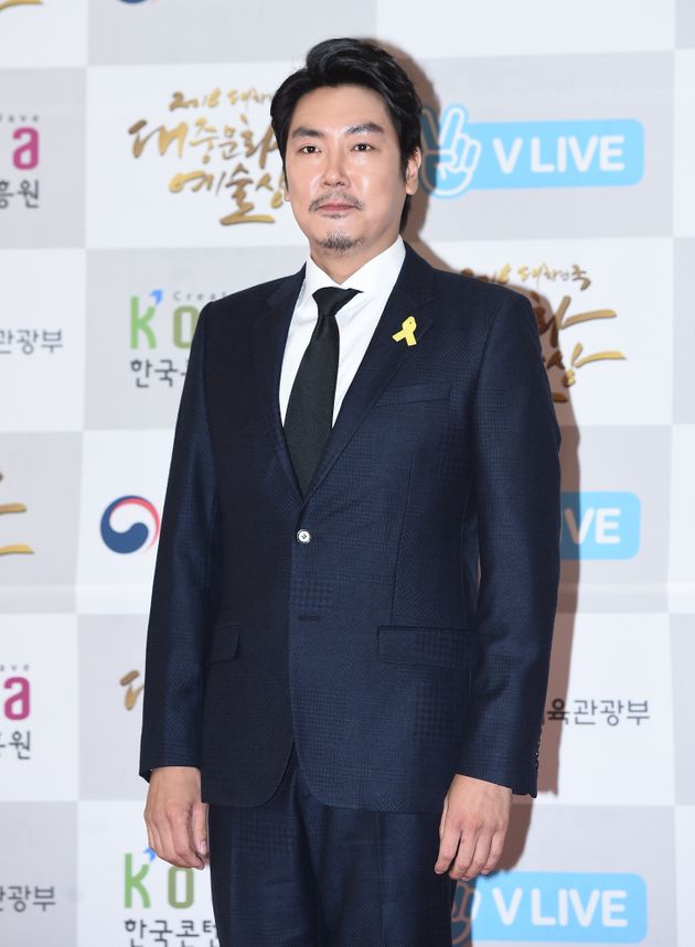 배우 조진웅이 27일 오후 서울 중구 국립극장 해오름극장에서 열린 ‘2016 대한민국 대중문화예술상’ 레드카펫 행사에 참석해 멋진 매력을 뽐내고 있다. 2016.10.27