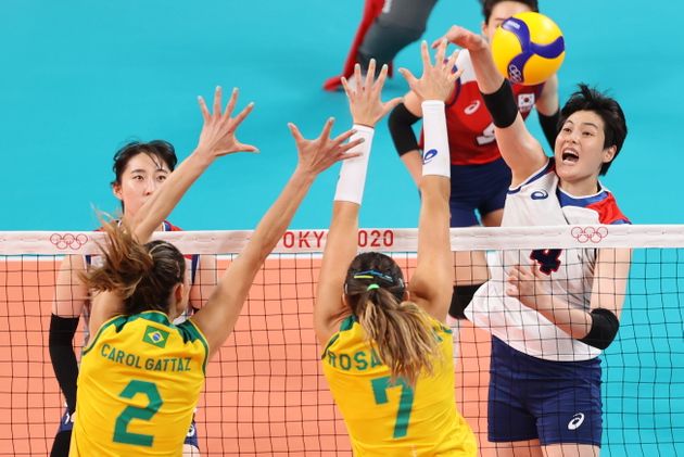 김희진이 '2020 도쿄올림픽' 여자 배구 준결승 대한민국과 브라질의 경기에서 스파이크를 날리고 있다.