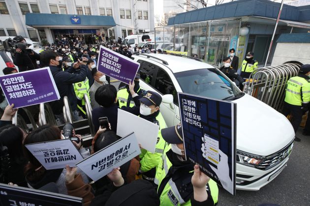 '박사방' 운영자 조주빈이 탄 차량이 서울 종로경찰서를 나와 검찰 유치장으로 향하자 시민들이 강력처벌을 촉구하며 피켓시위를 하고 있다. 2020.3.25.