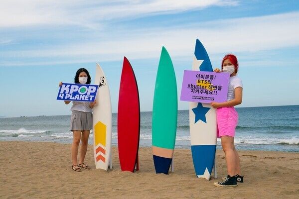 케이팝포플래닛 활동가들이 화력발전소 탓에 사라질 위기에 처한 맹방해변을 살리자는 캠페인 ‘세이브 버터 비치(Save Butter Beach)’에 참여한 모습.