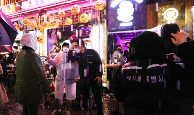 핼러윈데이인 31일 오후 서울 용산구 이태원 일대에서 서울시 관계자들과 경찰들이 방역수칙 위반 행위를 단속하고 있다