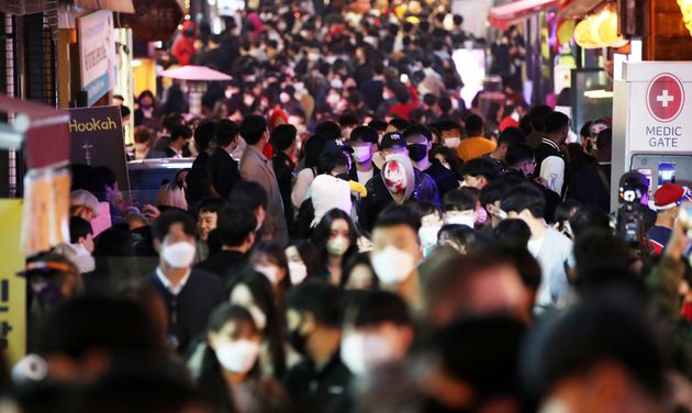 핼러윈데이인 31일 오후 서울 이태원 거리가 시민들로 북적이고 있다