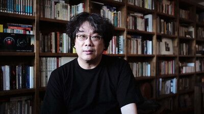 다큐 <보는 것을 사랑한다>에서 애관극장과의 인연을 밝히고 있는 봉준호 감독.