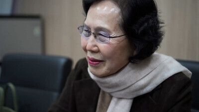 다큐 <보는 것을 사랑한다>에서 애관극장과 인연을 밝히고 있는 배우 박정자.