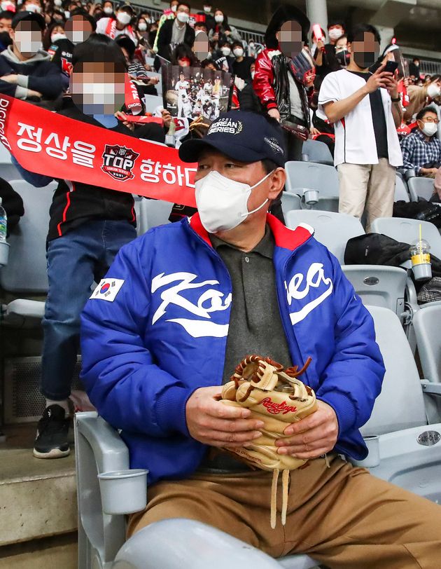 국대 유니폼+한국시리즈 모자+야구 글러브 조합.