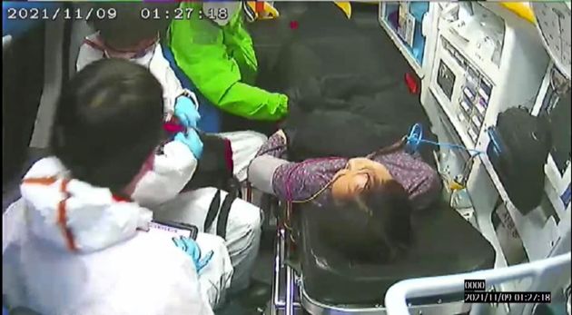 이재명 더불어민주당 후보 측이 부인 김혜경씨의 낙상 사고 당일(지난 9일) 김씨가 후송되는 모습이 담긴 CCTV를 12일 공개했다. 이 후보가 김씨의 손을 잡고 있다.