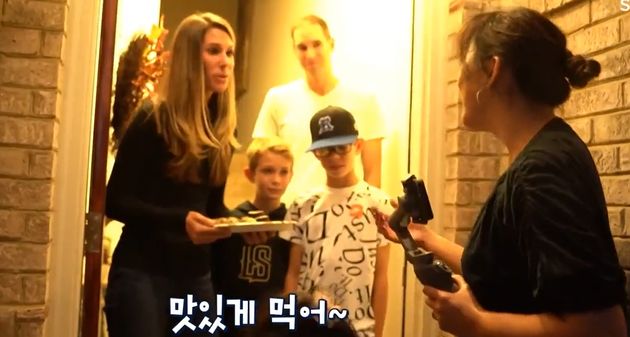 옆집에 한국 음식을 나눠주는 제이&nbsp;