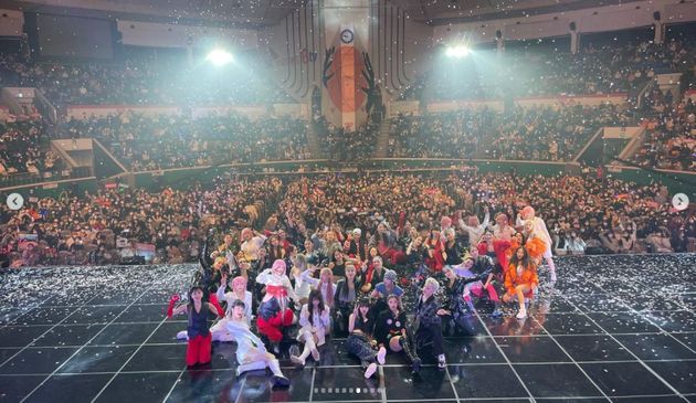 '스우파' 서울 콘서트 직후 댄서들과 관객들의 단체 사진.