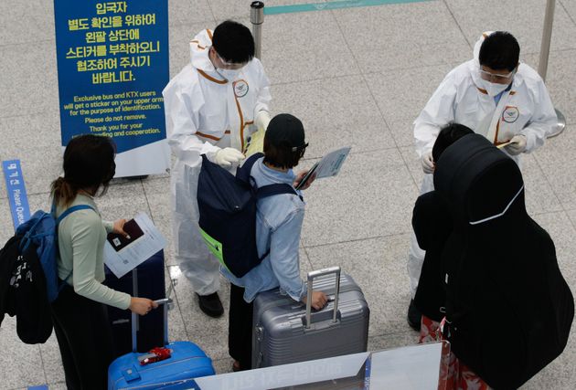 7월20일 인천국제공항 1터미널에 해외입국자들이 검역관을 통과하고 있다
