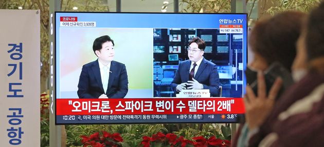 28일 인천공항 1터미널 TV에 오미크론 관련 뉴스가 나오고 있다. 