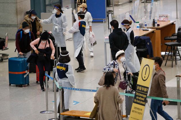 신종 코로나바이러스 감염증(코로나19) 변이 바이러스인 오미크론 확산 우려가 커지고 있는 30일 인천국제공항 1터미널에서 여행객들이 입국하고 있다