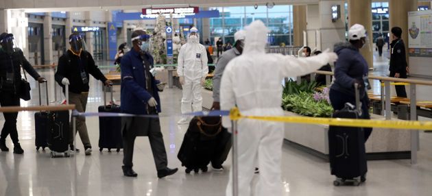 신종 코로나바이러스 감염증(코로나19) 변이 바이러스인 오미크론 확산 우려가 커지고 있는 1일 오후 에티오피아 수도 아디스아바바에서 출발한 승객들이 인천국제공항을 통해 입국하고 있다