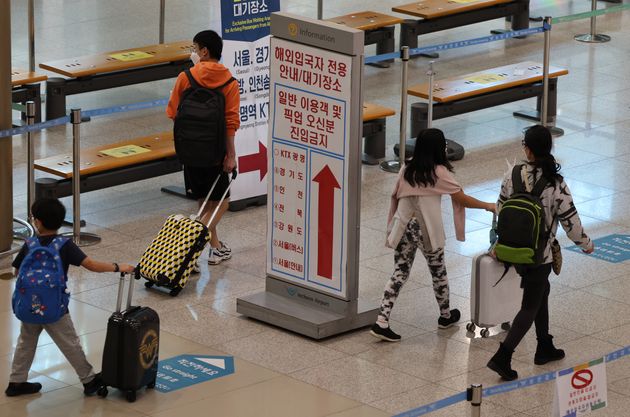 인천국제공항 1터미널 입국장에서 해외 입국자가 전용 공간으로 이동하고 있다.