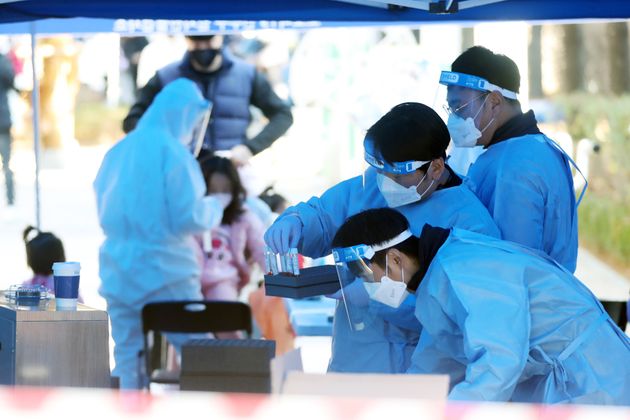5일 오후 인천 연수구 고려인 밀집구역 함박마을에 마련된 임시선별진료소에서 의료진이 검체를 살펴보고 있다.