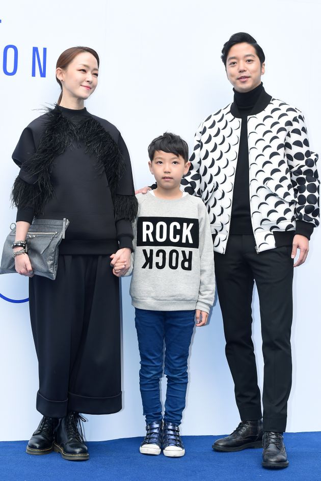 2015년 한 패션쇼 행사에 참여한 김윤아-김형규 부부와 아들 민재.