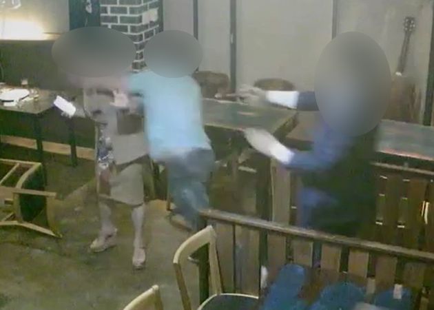 폭행을 휘두르는 남성의 모습이 담긴 술집 내부 CCTV 영상