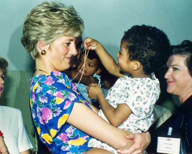 1991년 HIV 양성인 아기를 안아주는 다이애나 왕세자비