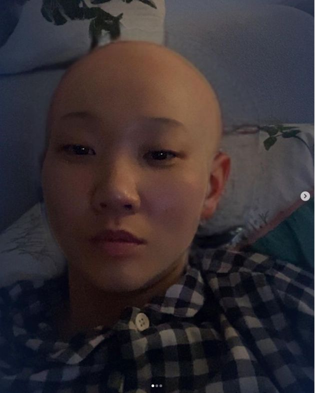 한밤중에 사진 앱으로 삭발 머리를 한 장윤주.