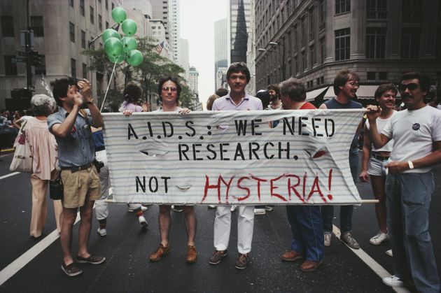 1983년 6월 뉴욕 맨해튼에서 '에이즈: 우리는 히스테리가 아니라 연구가 필요하다'라는 현수막을 들고 있는 사람들의 모습. 지금도 이 문구는 유효하다.