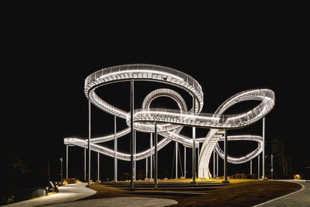 경북 포항시 환호공원에 있는 체험형 예술작품 '스페이스워크'. 밤이 되면 화려한 조명의 향연이 펼쳐진다. 
