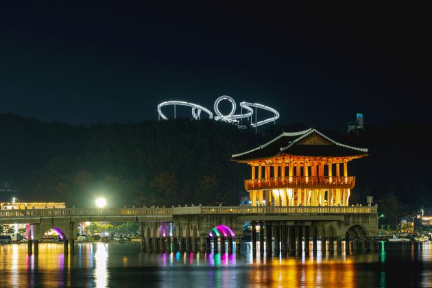 경북 포항시 환호공원에 있는 체험형 예술작품 '스페이스워크'. 밤이 되면 화려한 조명의 향연이 펼쳐진다. 