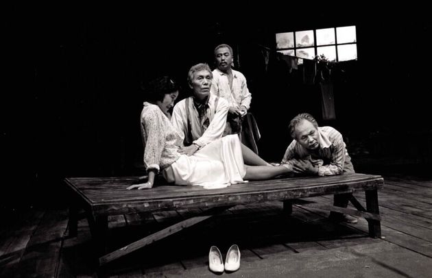 1993년 연극 <피고지고 피고지고></div>에 출연한 오영수(왼쪽 둘째).