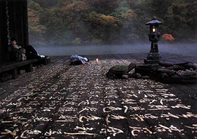 영화 '봄 여름...'에서 산사 바닥에 반야심경을 새기는 장면. 