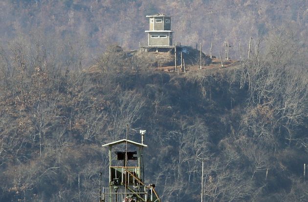 2일 오후 경기도 파주시 접경지역에서 바라본 북한군 초소에서 북한군 병사들이 경계근무를 서고 있다. 2022.1.2