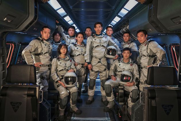 발해기지 탐사대원들은 많은 시간 우주복을 입고 있었다.