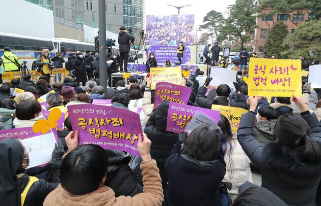 5일 낮 서울 종로구 옛 일본대사관 앞에서 30주년을 맞은 일본군성노예제 문제해결을 위한 1525차 정기 수요집회가 열려 참가자들이 손팻말을 들고 일본 정부에 사죄 및 배상을 촉구하는 구호를 외치고 있다. 신소영 기자 viator@hani.co.kr