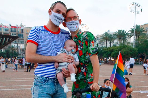 2020년 6월 28일, 마스크를 쓴 부부가 이스라엘 텔아비브에서 열린 프라이드 퍼레이드에 참여하고 있다