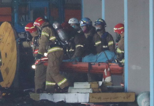 냉동창고 신축현장 화재 진압에 나선 소방관이 병원으로 호송되고 있다.