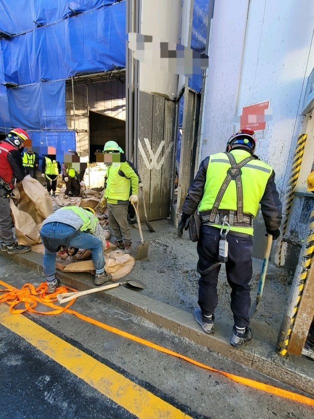 13일 부산 해운대구의 한 아파트 신축 건설 현장에서 타설 중이던 시멘트가 거푸집 밖으로 쏟아졌다.